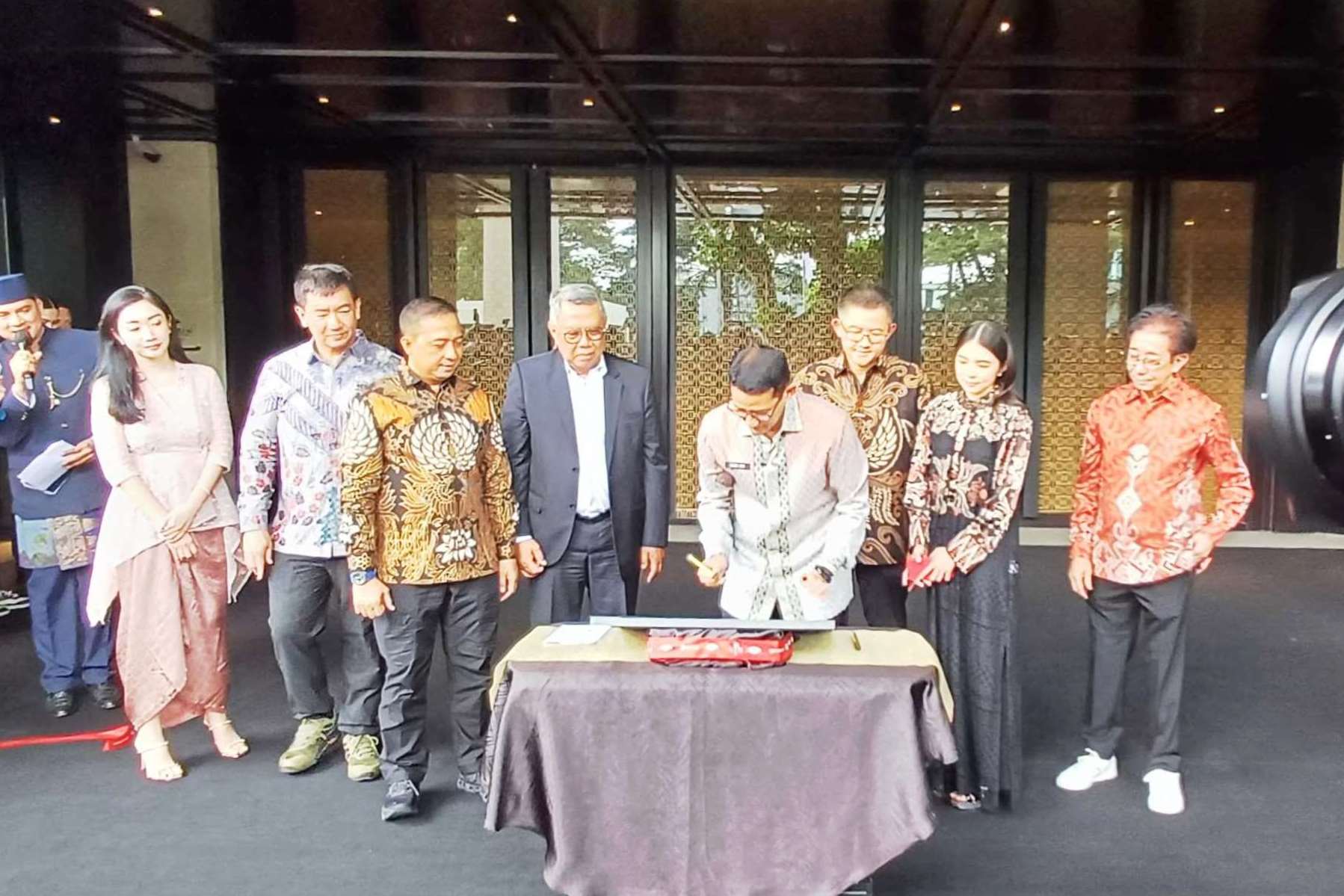 Menparekraf Sandiaga Uno menandatangani prasasti peresmian Hotel Tentrem di Alam Sutera, Tangsel, Minggu (14/7).