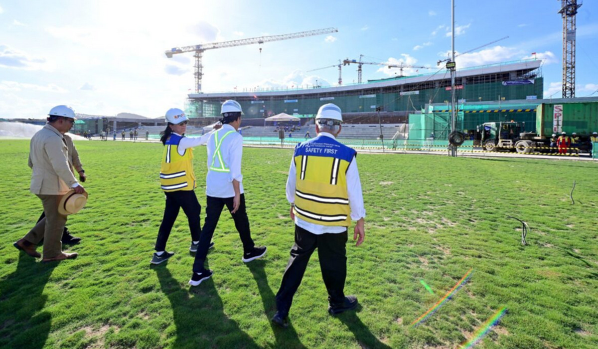 Presiden Joko Widodo saat memantau pembangunan lapangan upacara di IKN.