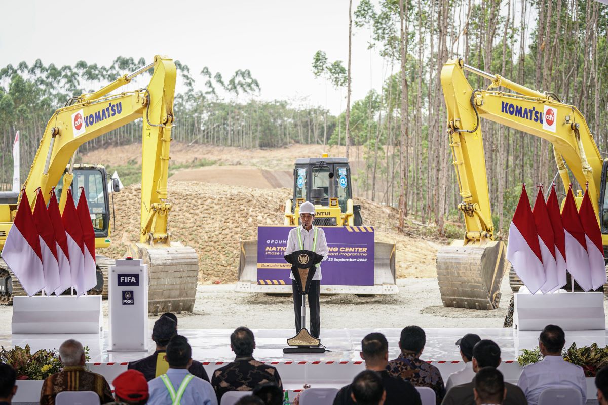 Presiden Joko Widodo menyampaikan kata sambutan saat Groundbreaking National Training Center di Ibu Kota Nusantara (IKN).