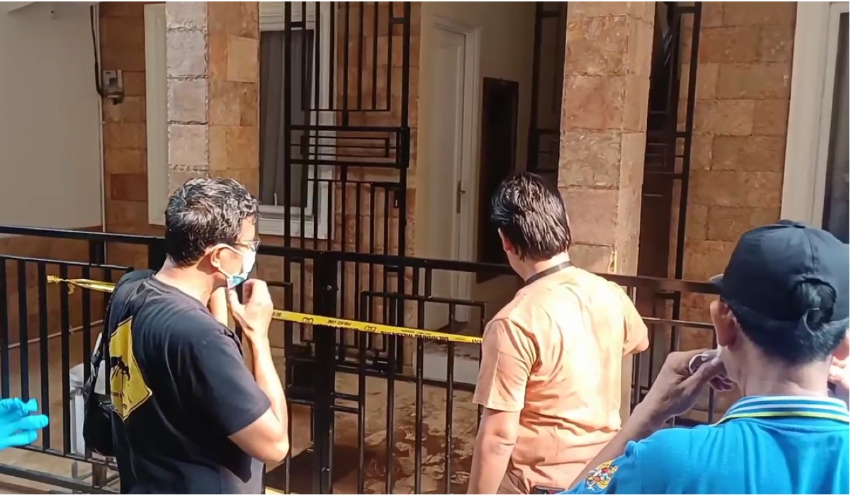 Polisi melakukan olah TKP.