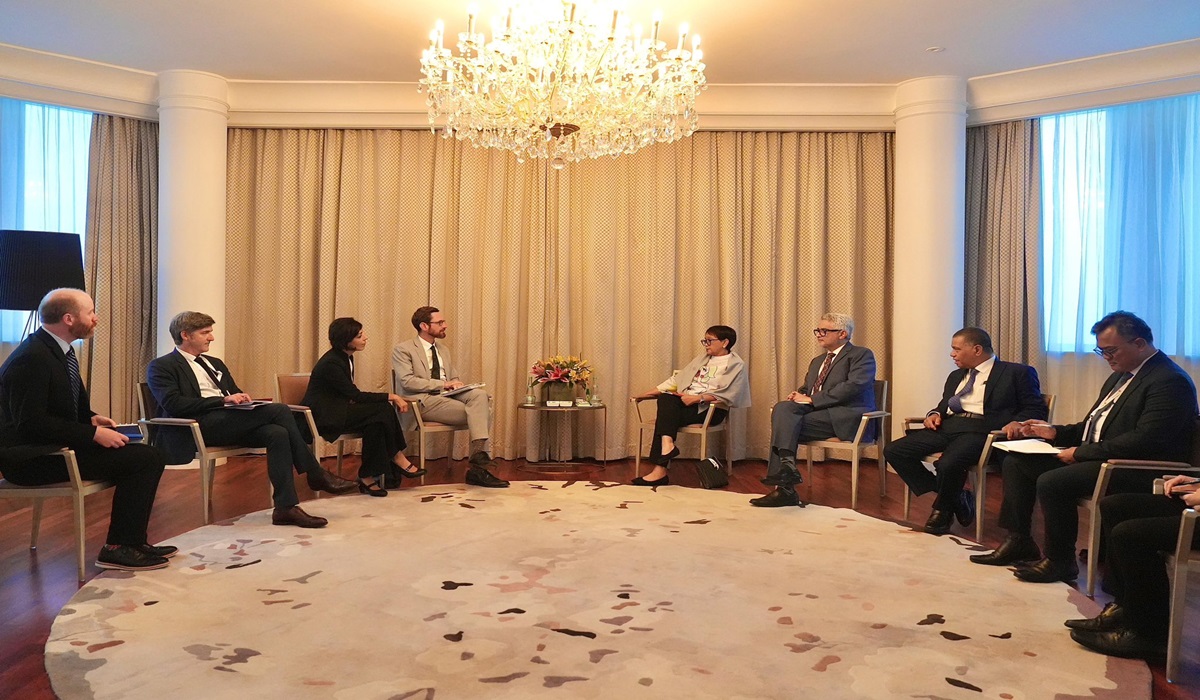 Menteri Luar Negeri Retno Marsudi dalam pertemuan dengan Utusan Khusus PBB untuk Afghanistan di Doha.