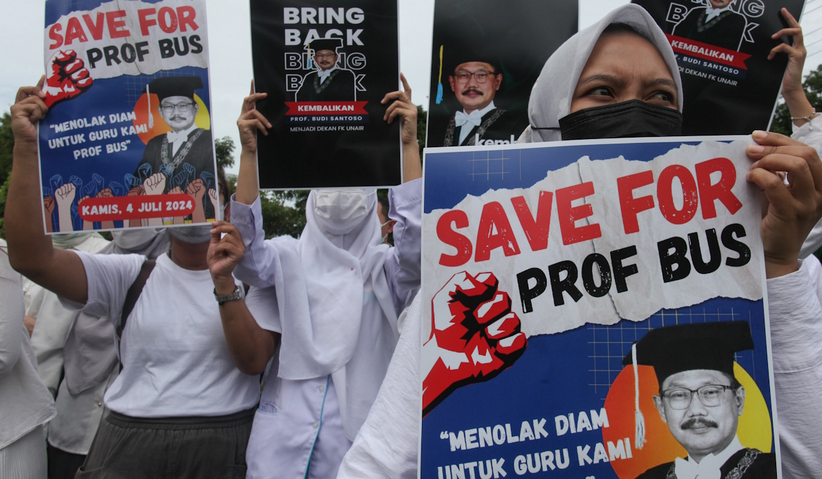 Sejumlah sivitas akademika membentangkan poster saat aksi di halaman Fakultas Kedokteran Universitas Airlangga (FK Unair), Surabaya 