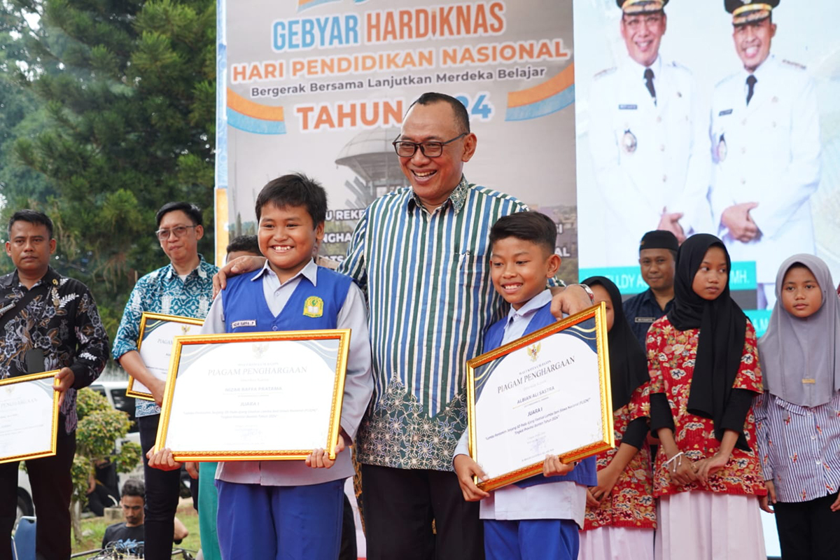 Wali Kota Cilegon Helldy Agustian (tengah) berfoto bersama 2 penerima penghargaan di acara Gebyar Hari Pendidikan Nasional (Hardiknas).