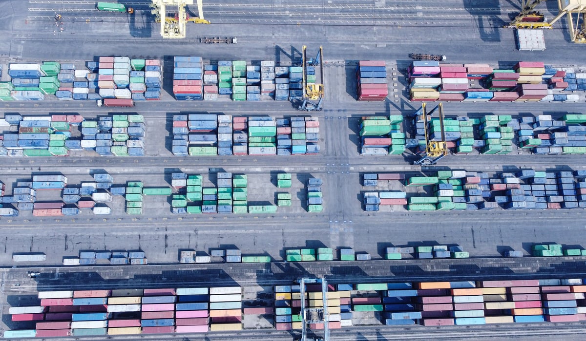 Foto udara aktivitas bongkar muat peti kemas ekspor dan impor di Terminal Peti Kemas (TPK) Pelabuhan Tanjung Emas, Semarang.