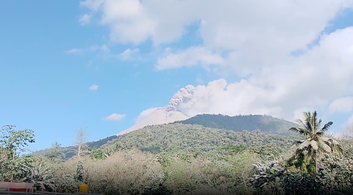 Gunung Lewotobi Laki-laki kembali mengalami erupsi pada Minggu (21/7) pagi,dengan kolom abu mencapai 500 meter di atas puncak kawah. 