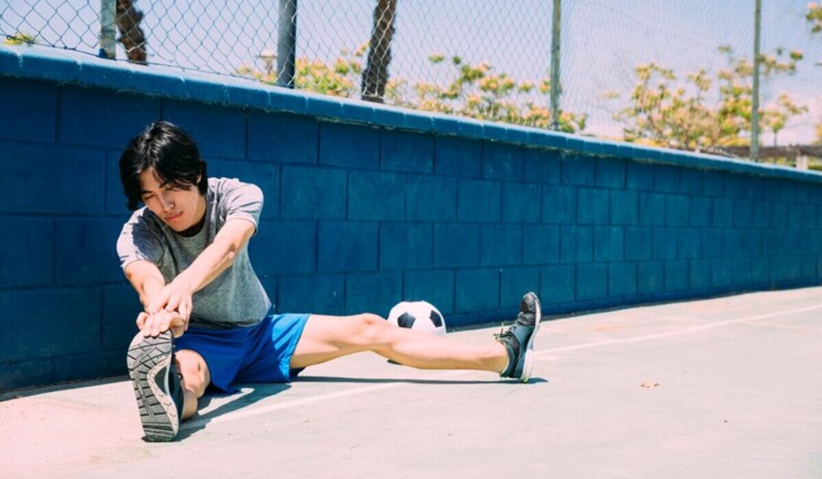 Ilustrasi, seorang pemuda sedang membuat konten olahraga.