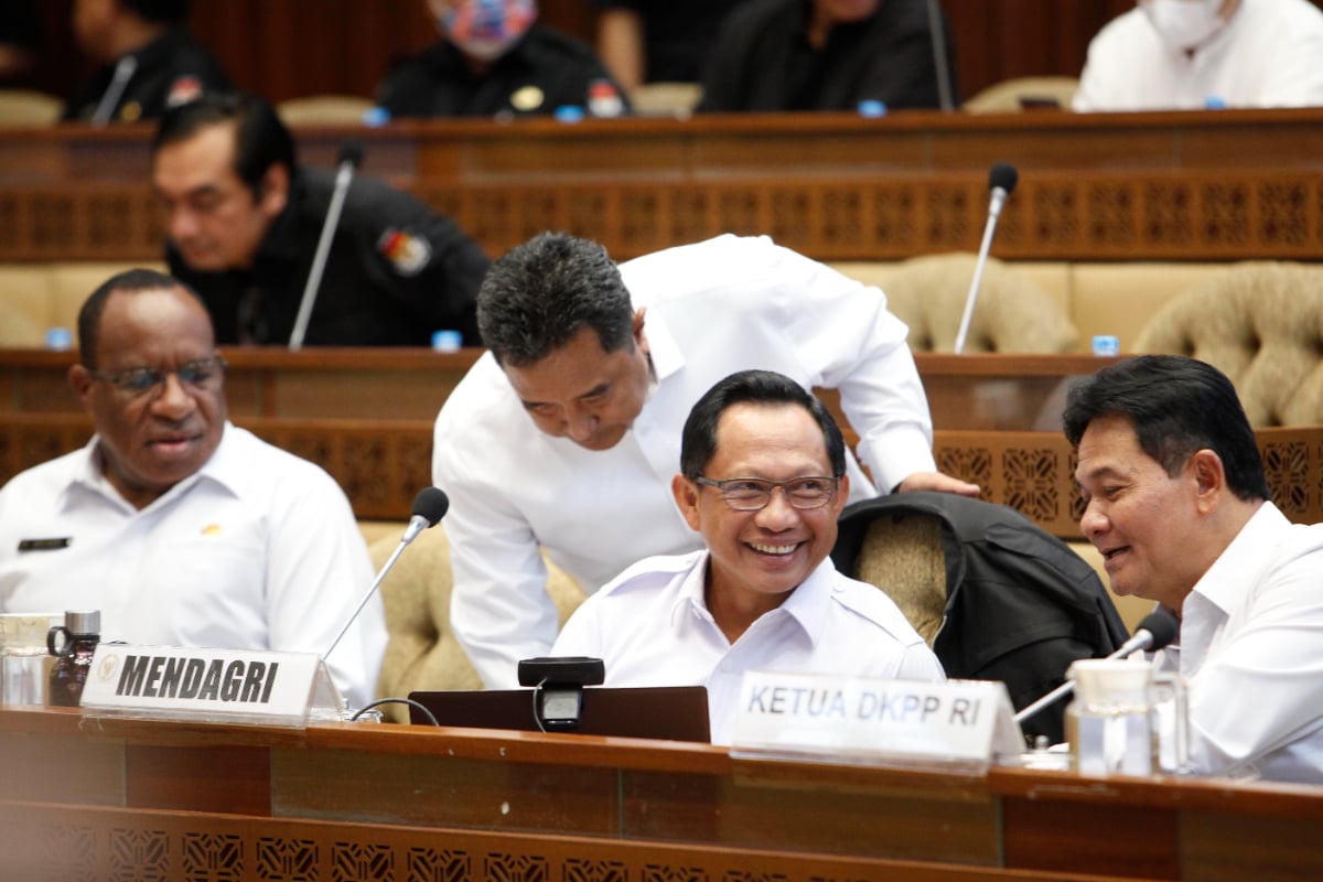 Menteri Dalam Negeri Tito Karnavian (tengah) berbincang dengan Ketua Dewan Kehormatan Penyelenggara Pemilu (DKPP) Heddy Lugito (kanan) dan W