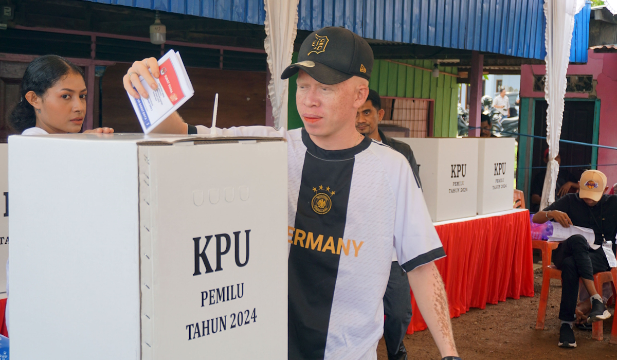 Pemilih memasukan kertas suara di kotak suara usai mencoblos saat PSU 