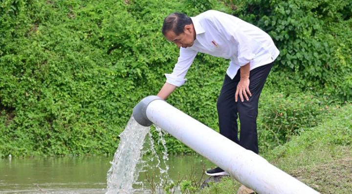 Presiden Joko Widodo memeriksa pompa bantuan di Desa Layoa, Kabupaten Bantaen, Sulawesi Selatan.