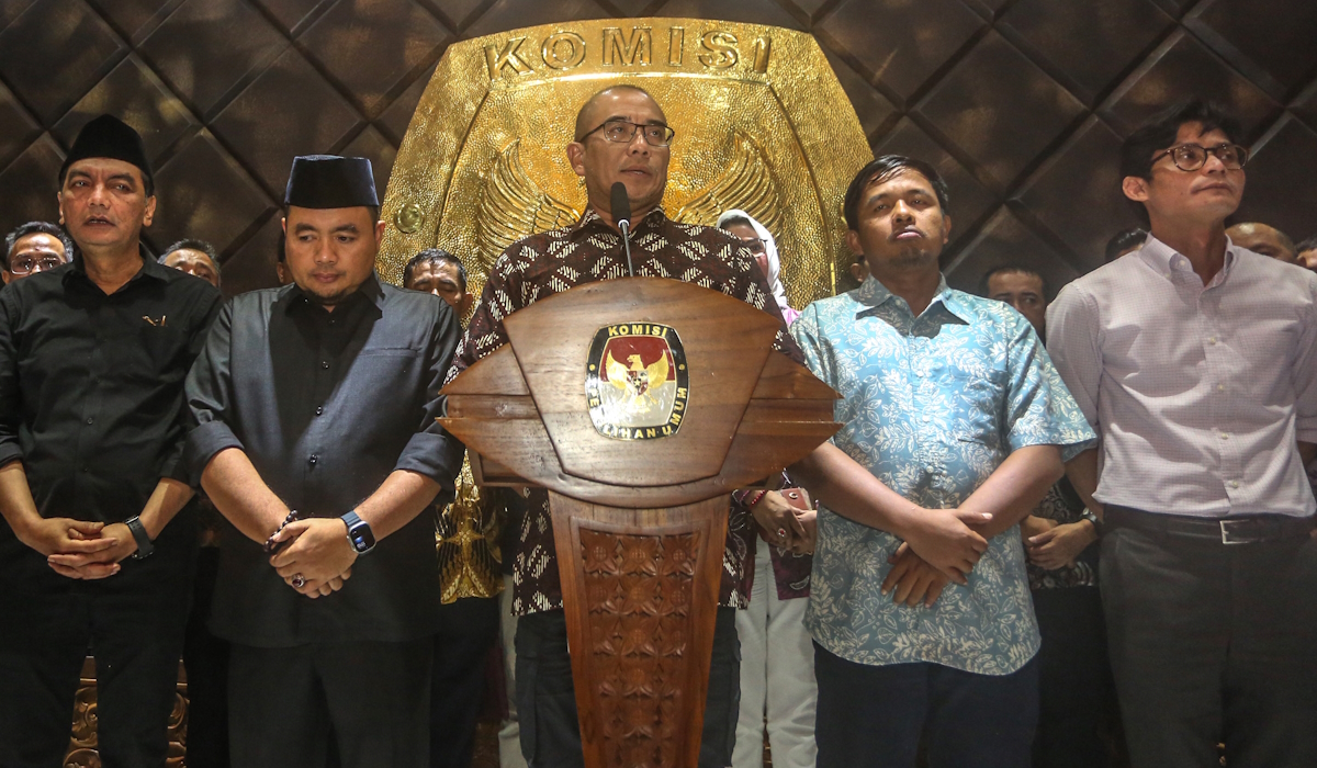 Ketua KPU Hasyim Asyari didampingi jajaran komisioner KPU dan para Ketua KPU Provinsi memberikan konpers pamitan 