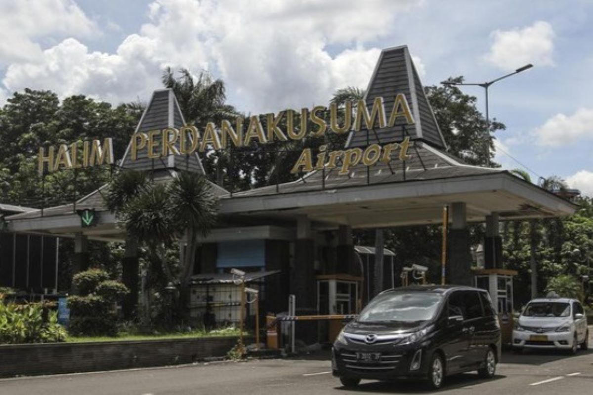 Mobil melintas di gerbang Bandara Halim Perdanamkusuma