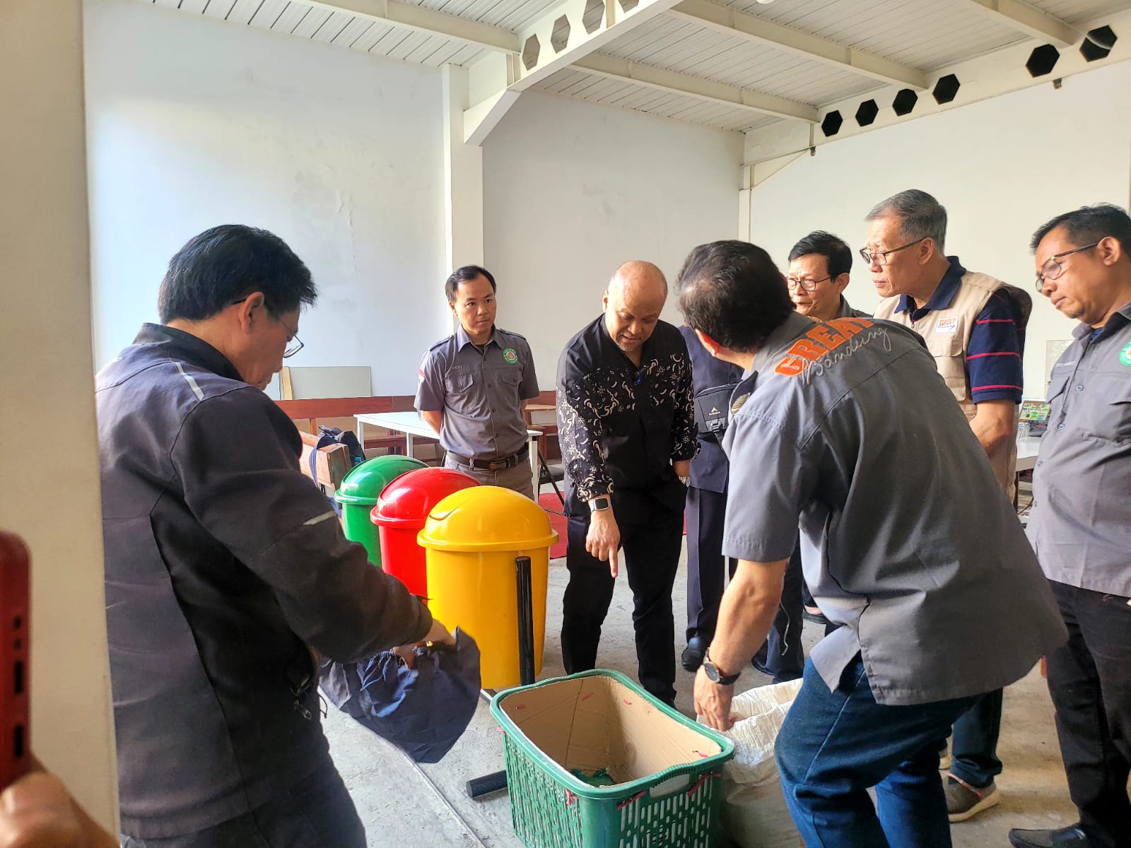 Ilham Akbar Habibie melhat aktivitas bank sampah. 