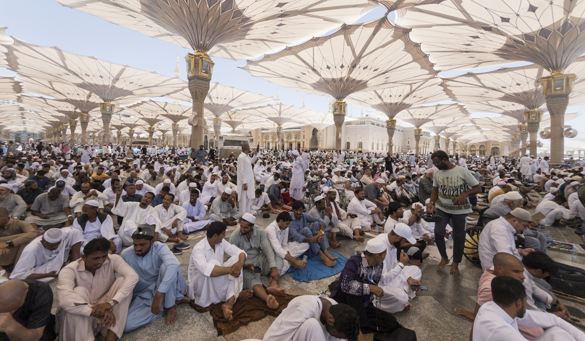 Sejumlah umat muslim menunggu dimulainya shalat Jumat di pelataran Masjid Nabawi, Madinah