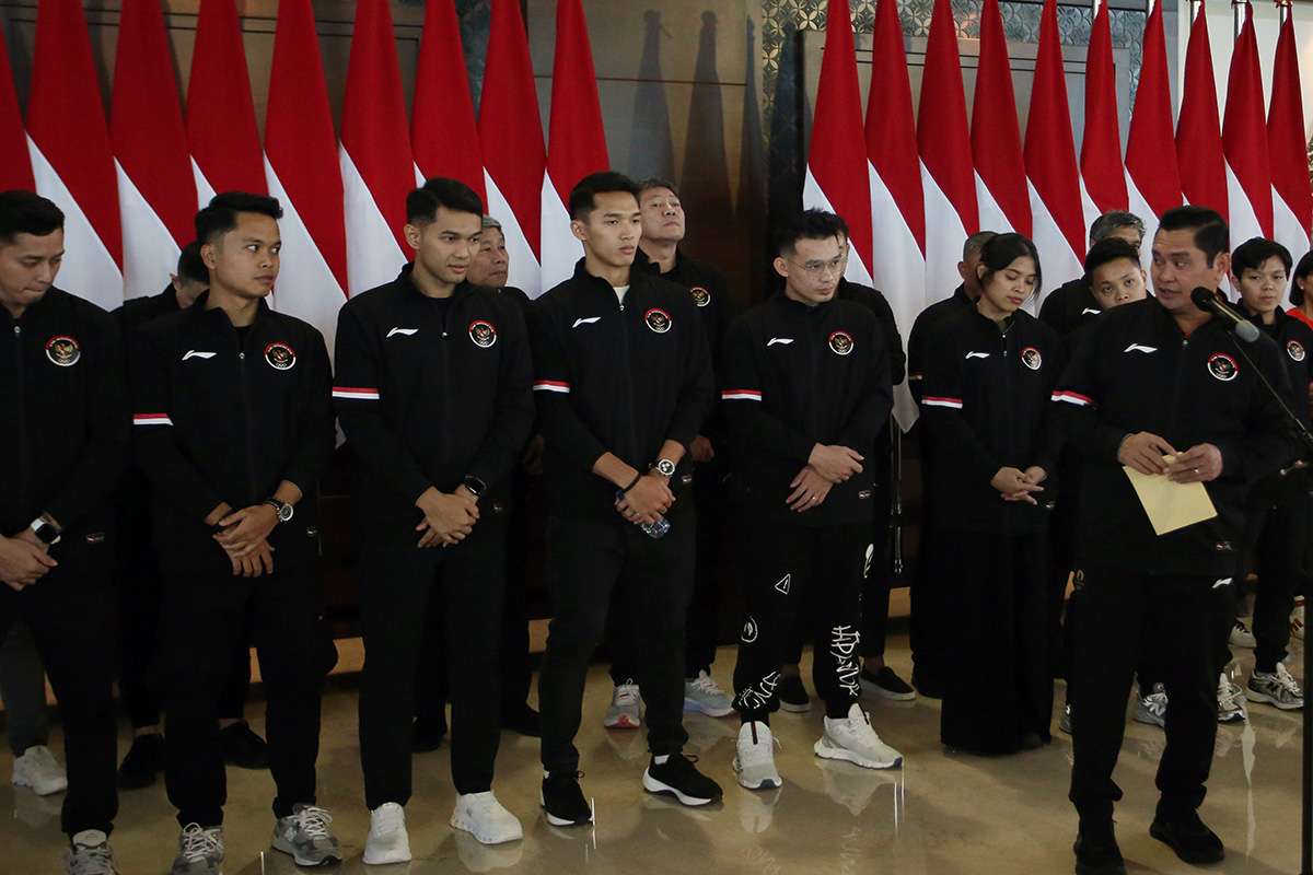 Sekjen PBSI Muhammad Fadil Imran (depan) menyampaikan sambutan sebelum melepas tim bulu tangkis Indonesia ke Olimpiade.