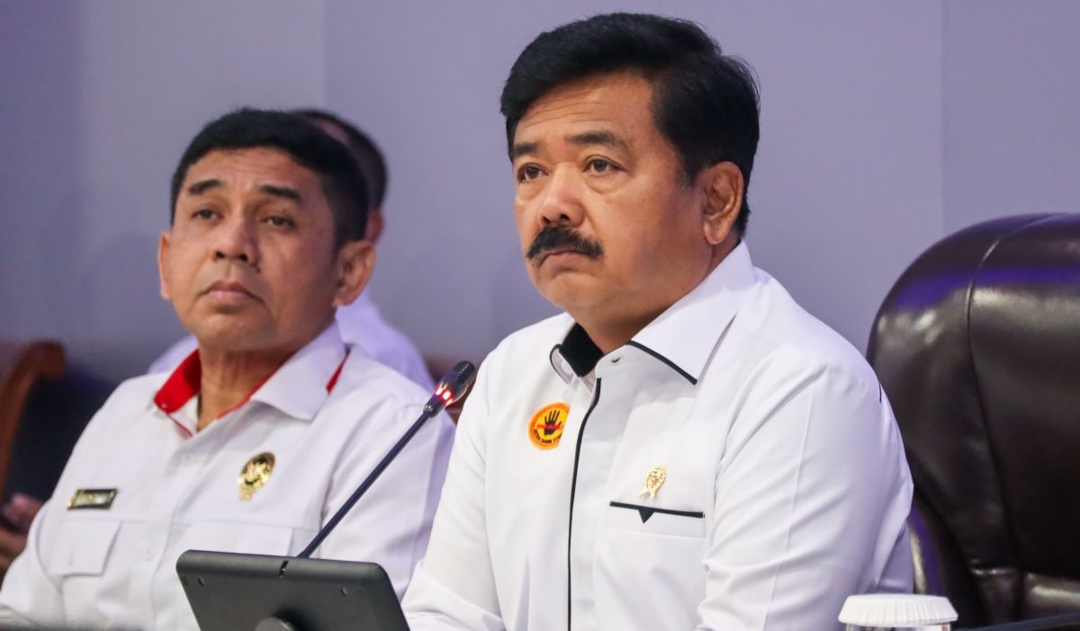 Menko Polhukam Hadi Tjahjanto meninjau Pusat Kendali Sistem Pemantauan Siber milik BSSN di Ragunan, Jakarta, Selasa (2/7).