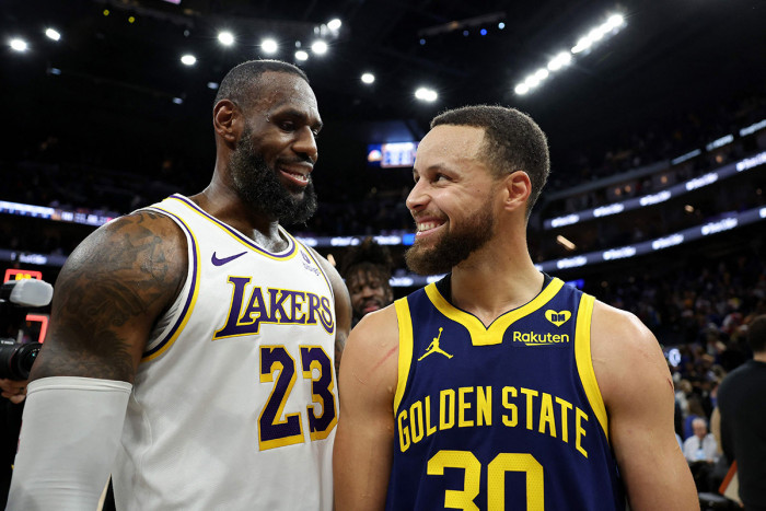 LeBron James (kiri) dan Stephen Curry.