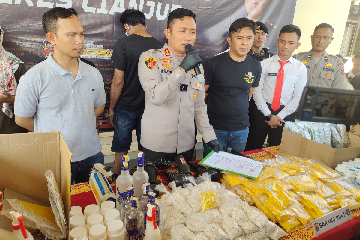 Kapolres Cianjur AKB Aszhari Kurniawan menjelaskan pengungkapan kasus penyalahgunaan narkoba sediaan farmasi obat keras tertentu kepada wart