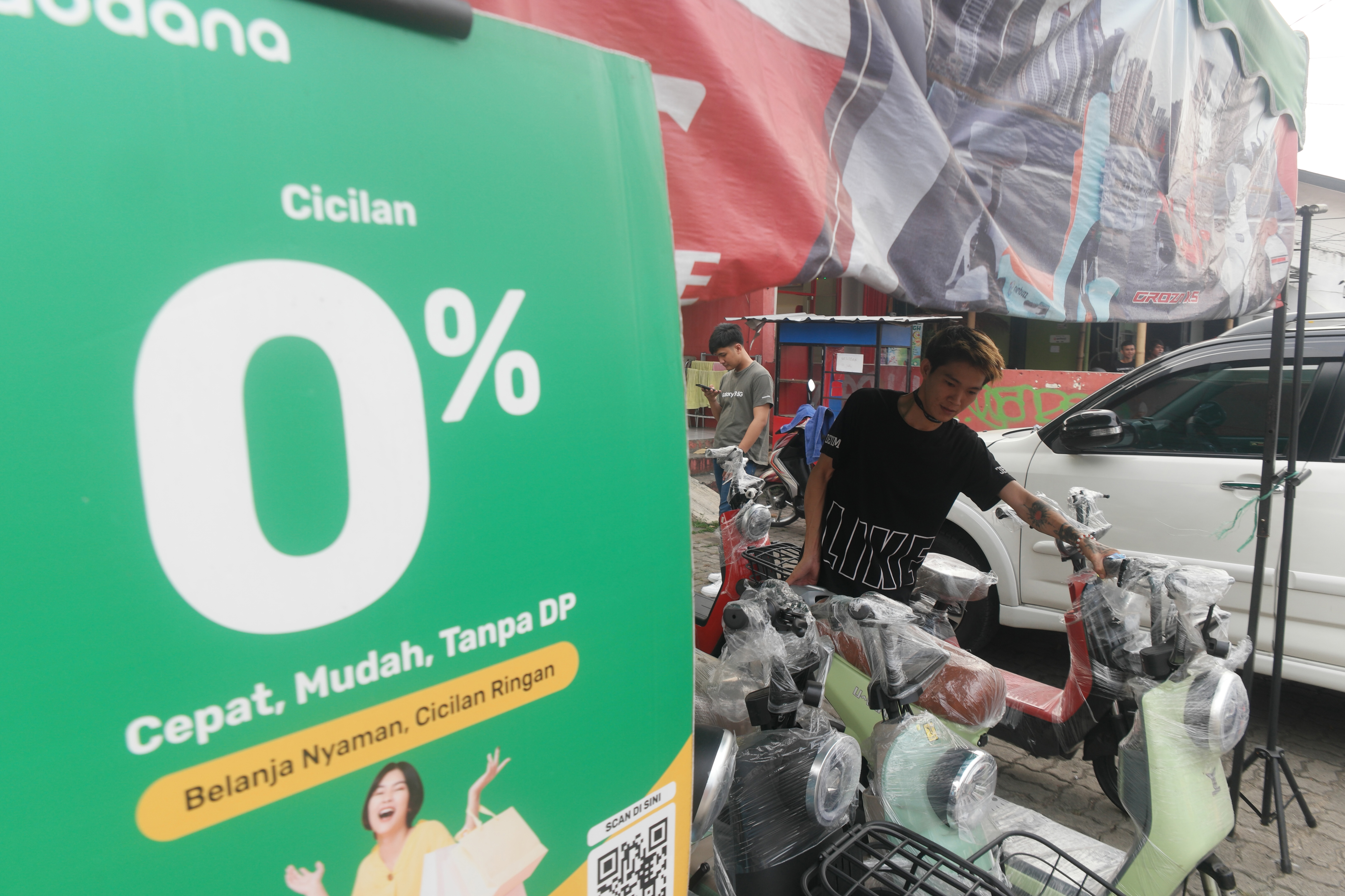 Papan promo program cicilan 0 persen