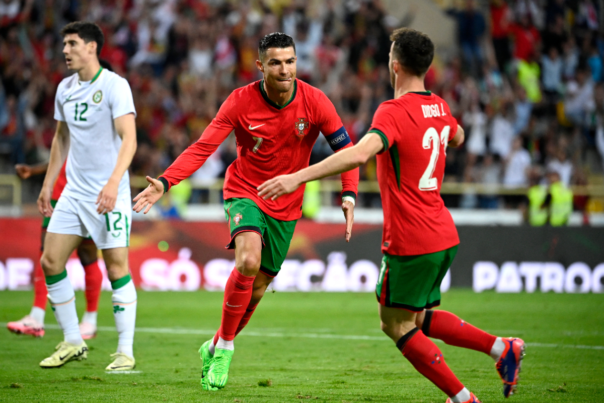Penyerang Portugal #07 Cristiano Ronaldo merayakan mencetak gol keduanya bersama penyerang Portugal #21 Diogo Jota selama pertandingan persa