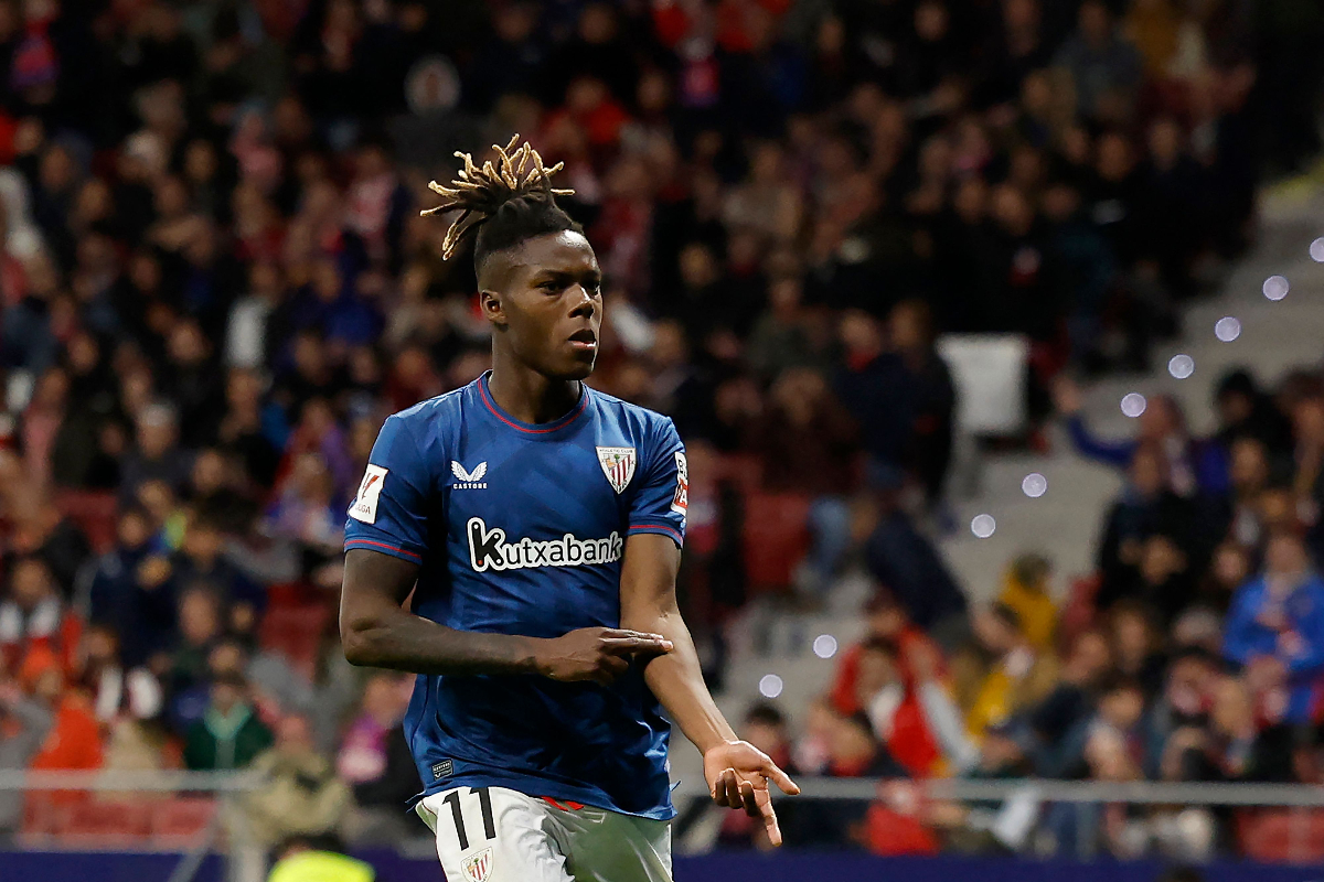 Penyerang Athletic Bilbao asal Spanyol #11 Nico Williams menunjukkan warna kulitnya saat ia merayakan gol pertama timnya menyusul dugaan pen