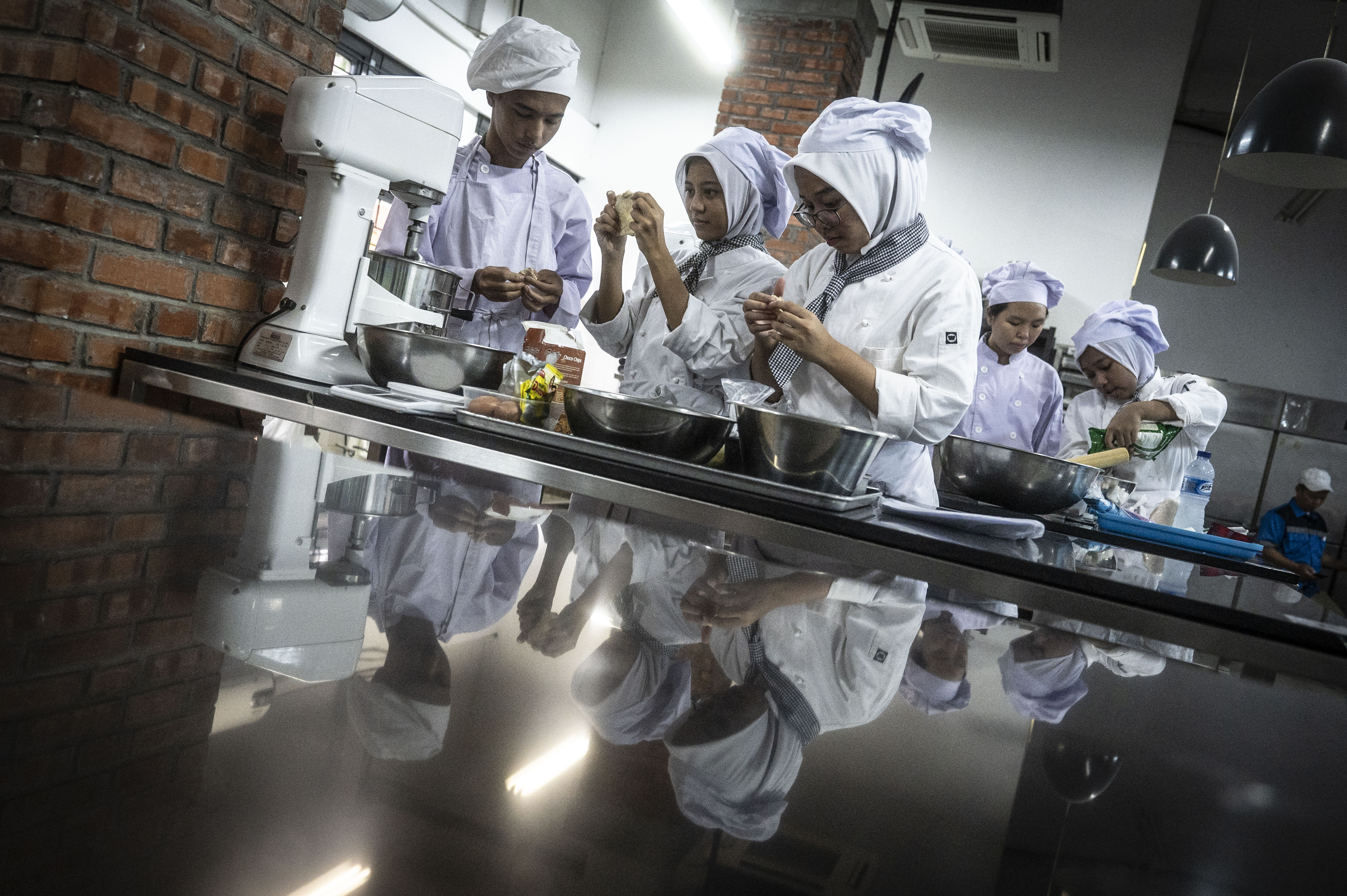 Sejumlah pelajar mengikuti kelas tata boga di SMK Negeri 27 Jakarta, Sawah Besar, Jakarta, Selasa (27/2/2024).