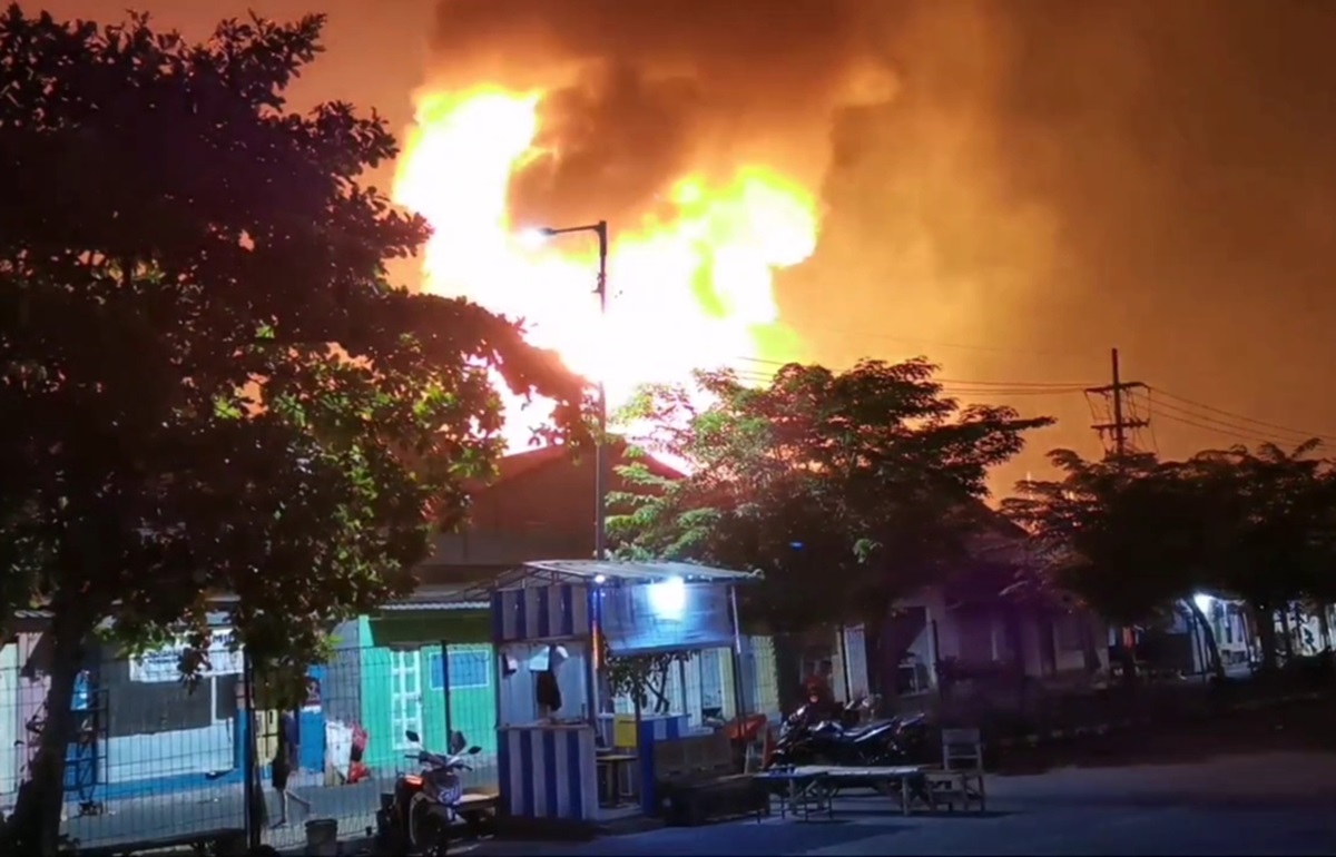 Gedung olahraga SMPN 1 Buduran tertimpa drum yang terlempar akibat ledakan kebakaran yang terjadi di pabrik cat Avian.
