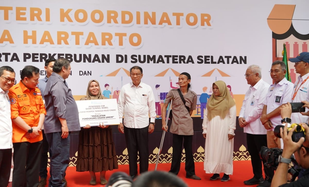 Bank Sumsel Babel menyerahkan CSR berupa peralatan pendukung UMKM kepada Kelompok UMKM Pempek Tanggo Rajo Cindo. 