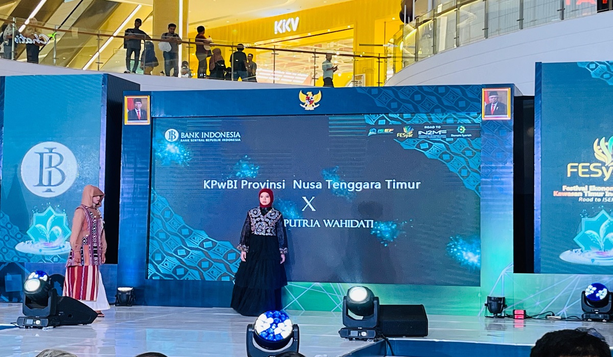 Model Mengenakan Busana Adat NTT Hasil Produksi UMKM di Festival Ekonomi Syariah, Kawasan Timur Indonesia 2024 (FESyar KTI 2024) di Kendari.