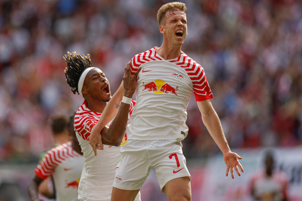 Penyerang Leipzig asal Spanyol #07 Dani Olmo (kanan) merayakan kemenangan 1-0 bersama bek Leipzig asal Prancis #02 Mohamed Simakan pada pert