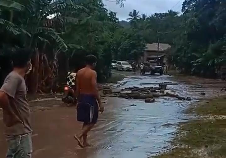Tingginya curah hujan menyebabkan terjadinya banjir lahar dingin yang menerjang pemukiman warga yang berada di zona merah