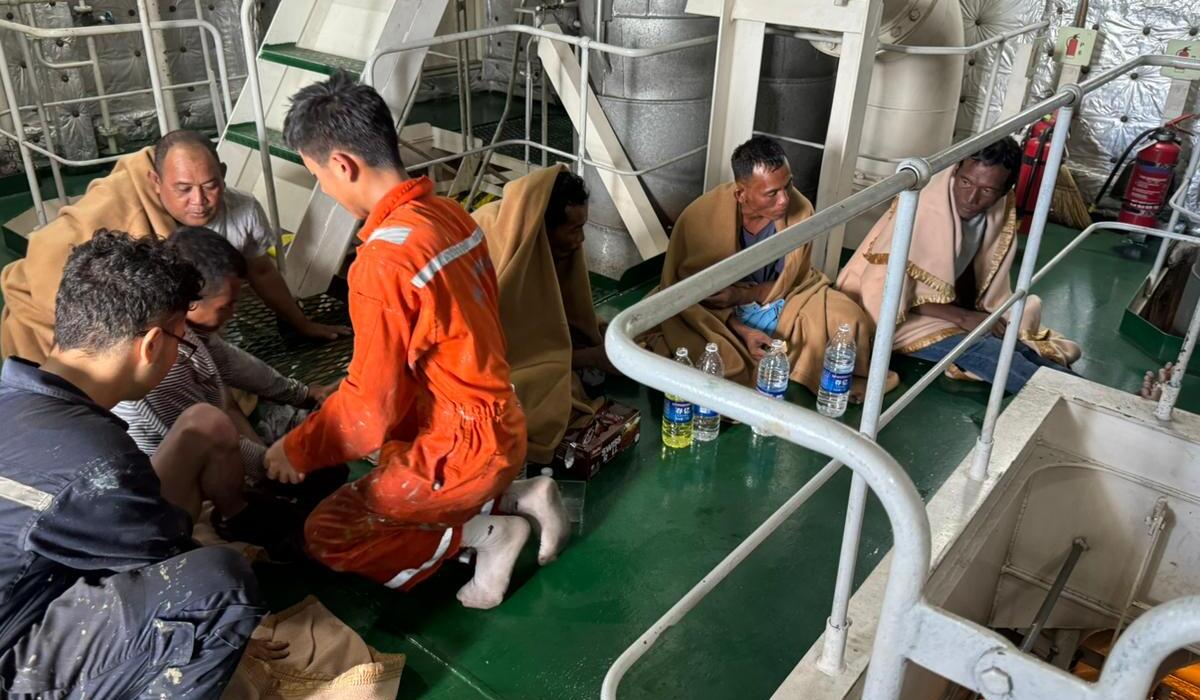 Para nelayan asal Pangkalan Brandan yang berhasil dievakuasi ke Pelabuhan Belawan.