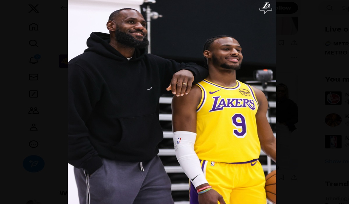 Pebasket Los Angeles Lakers Bronny James (kanan) bersama ayahnya, LeBron James 