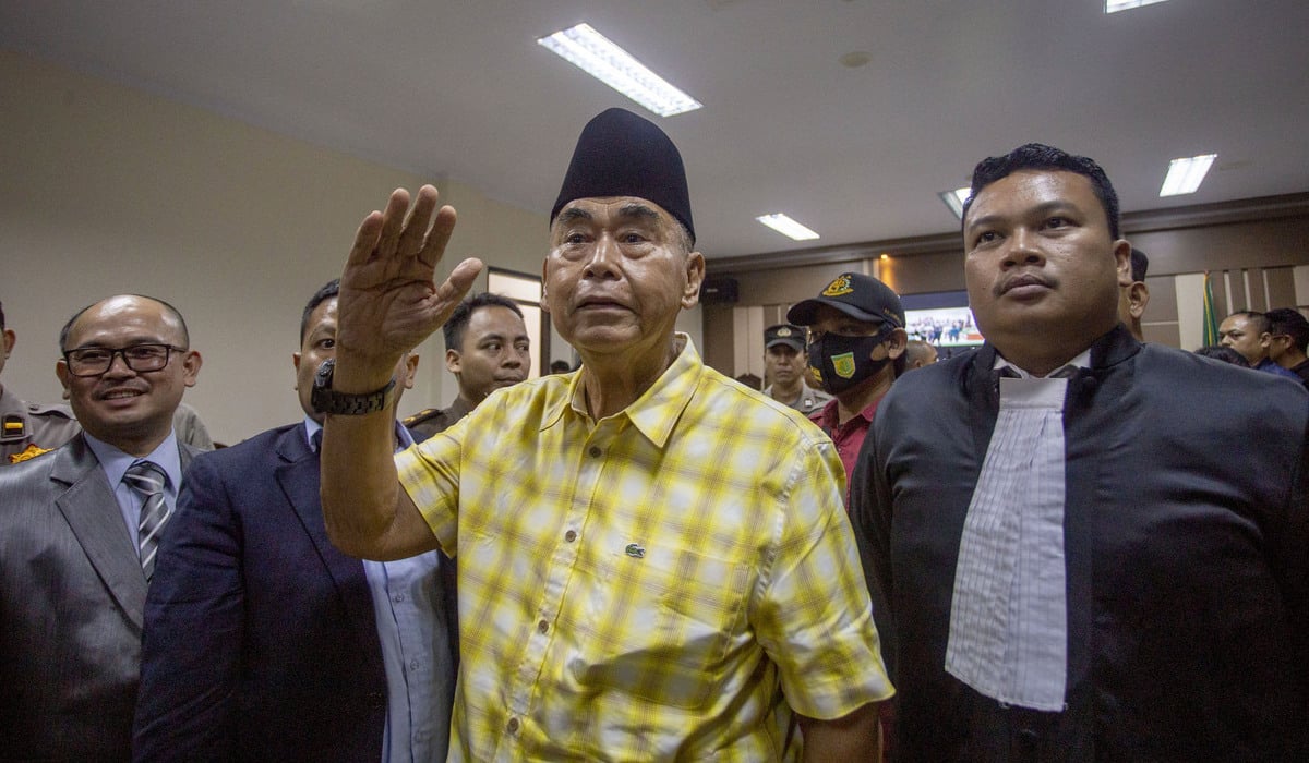 Terdakwa kasus penodaan agama Panji Gumilang (tengah).