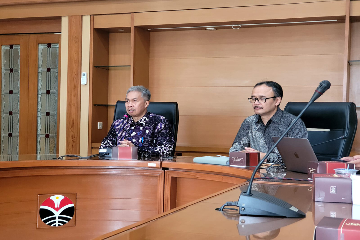 Wakil Rektor Bidang Pendidikan dan Kemahasiswaan UPI Prof Didi Sukyadi (kiri).