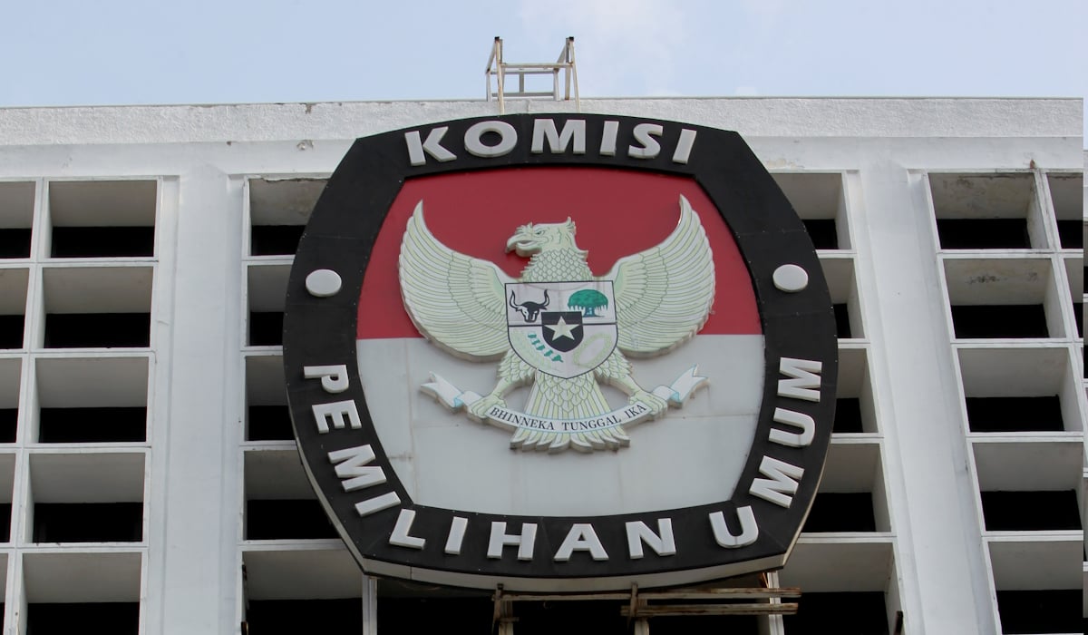 Logo KPU di Gedung Komisi Pemilihan Umum (KPU)
