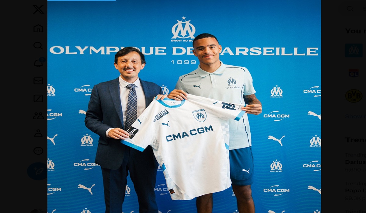 Mason Greenwood (kanan) usai menandatangani kontrak dengan Marseille.