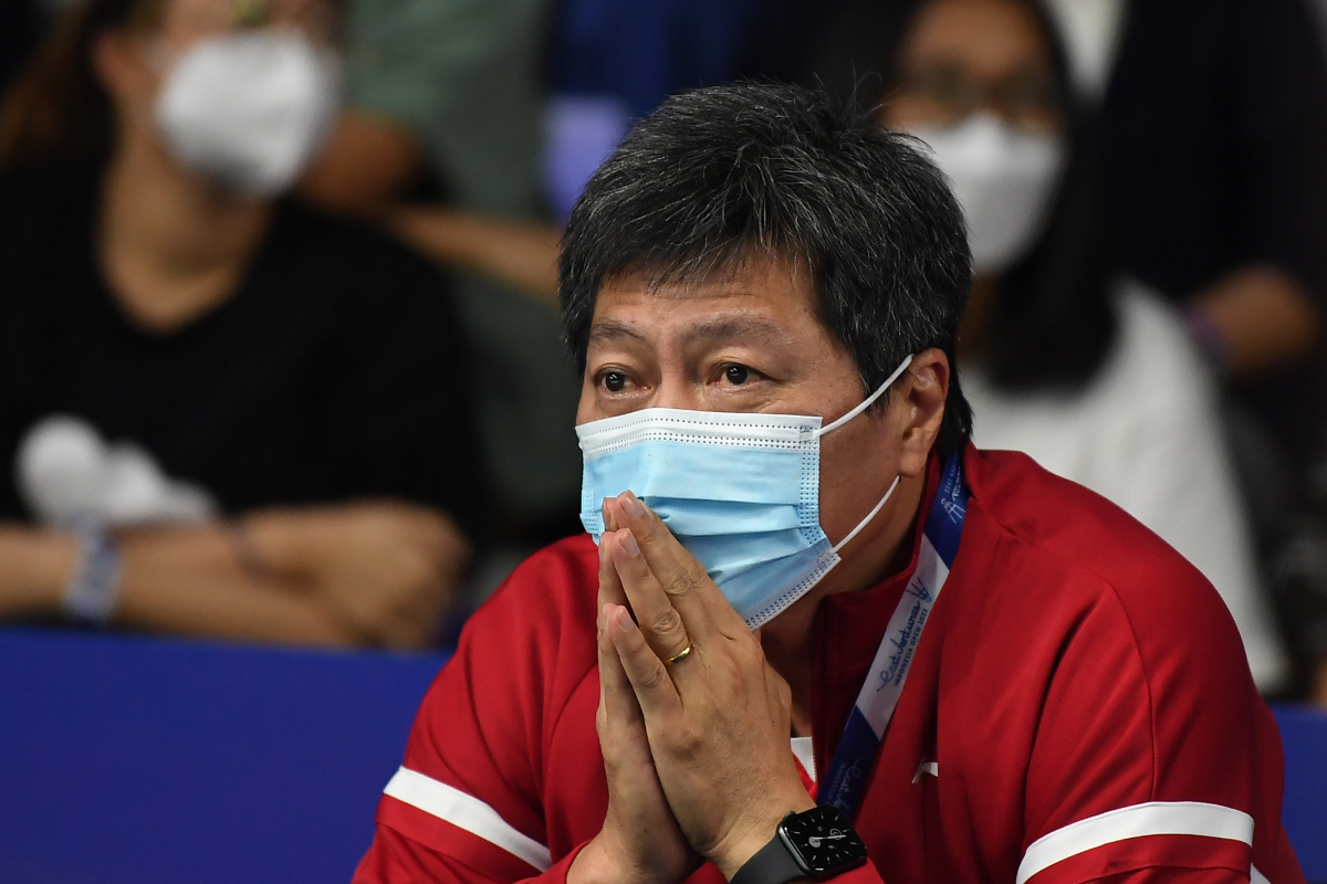 pelatih ganda putra Indonesia Aryono Miranat memantau ganda putra Indonesia Mohammad Ahsan/Hendra Setiawan melawan ganda putra China Liu Yuc