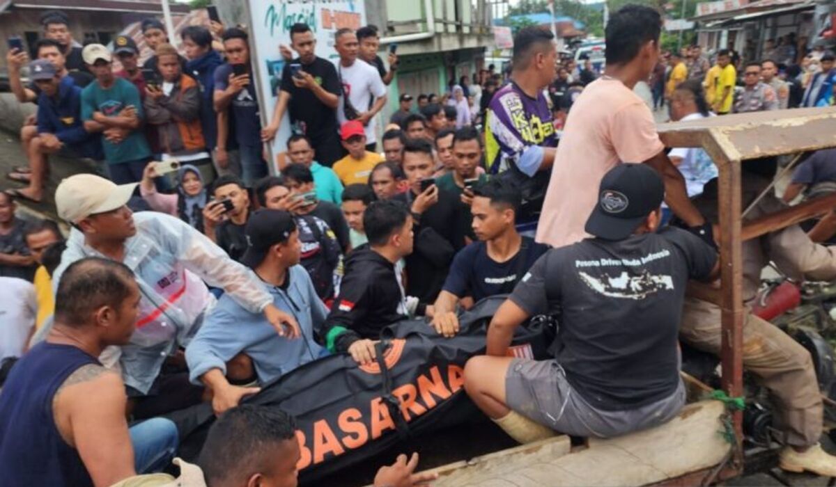 Proses evakuasi korban longsor tambang emas Gorontalo.