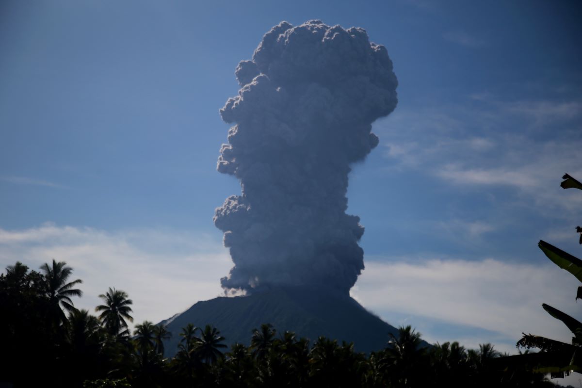 Gunung Ibu Erupsi