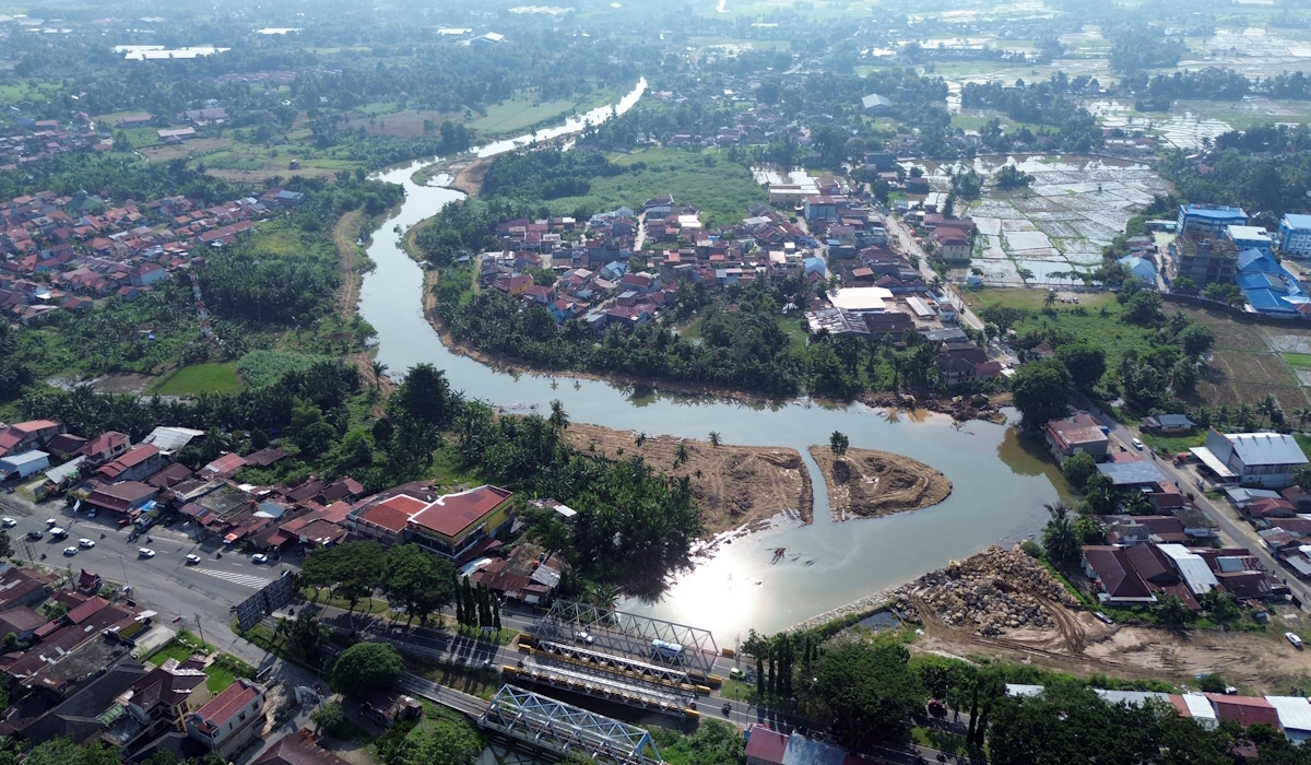 Ilustrasi: Foto udara pengerjaan pengendalian banjir rob di Sungai Batang Kandis, Lubuk Buaya, Padang 