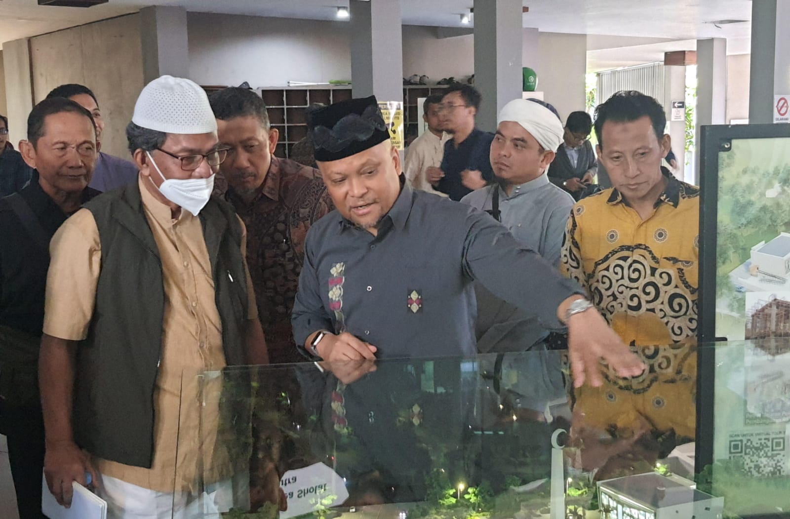 Ilham Habibie saat mengunjungi Masjid Salman ITB