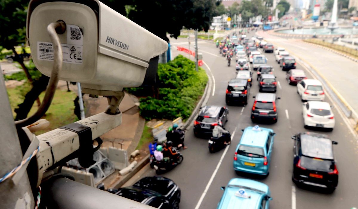 Suasana lalu lintas di jalan Medan Merdeka Barat, Jakarta, Jumat (10/2/2023).