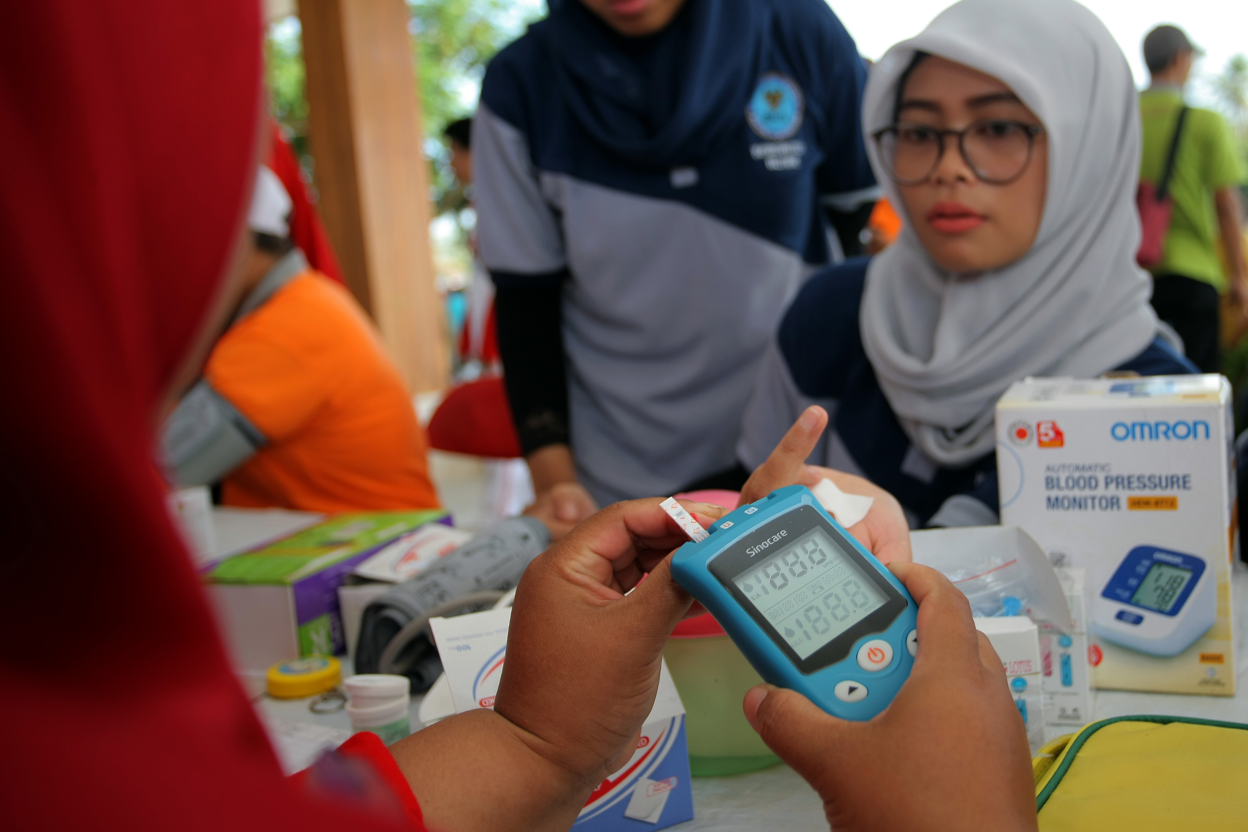 (Ilustrasi) Petugas kesehatan memeriksa darah warga saat dalam rangka Peringatan Hari Diabetes Sedunia di Kanigoro Blitar