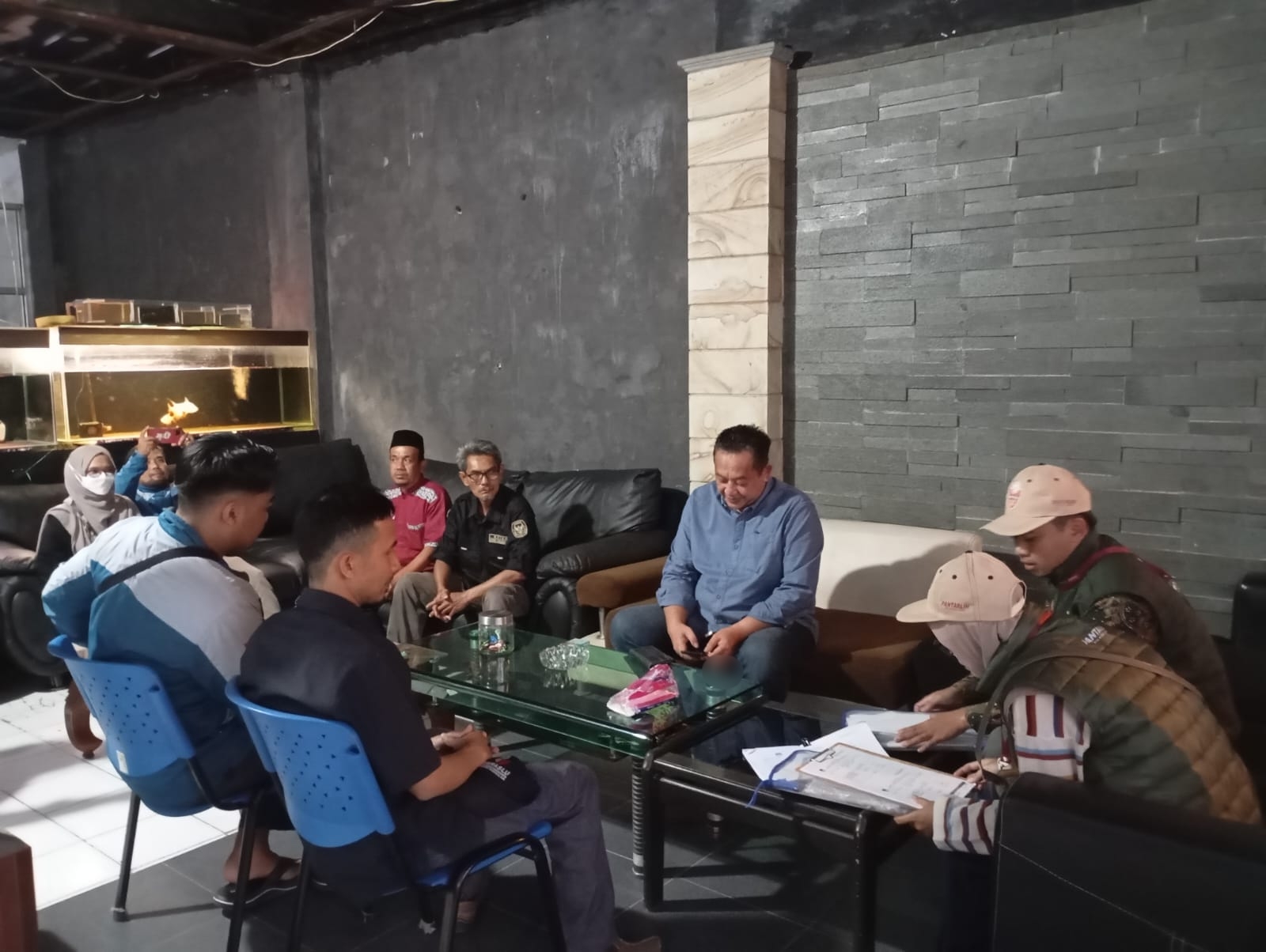 Petugas melakukan proses pencocokan dan penelitian menjelang pilkada di Jawa Barat