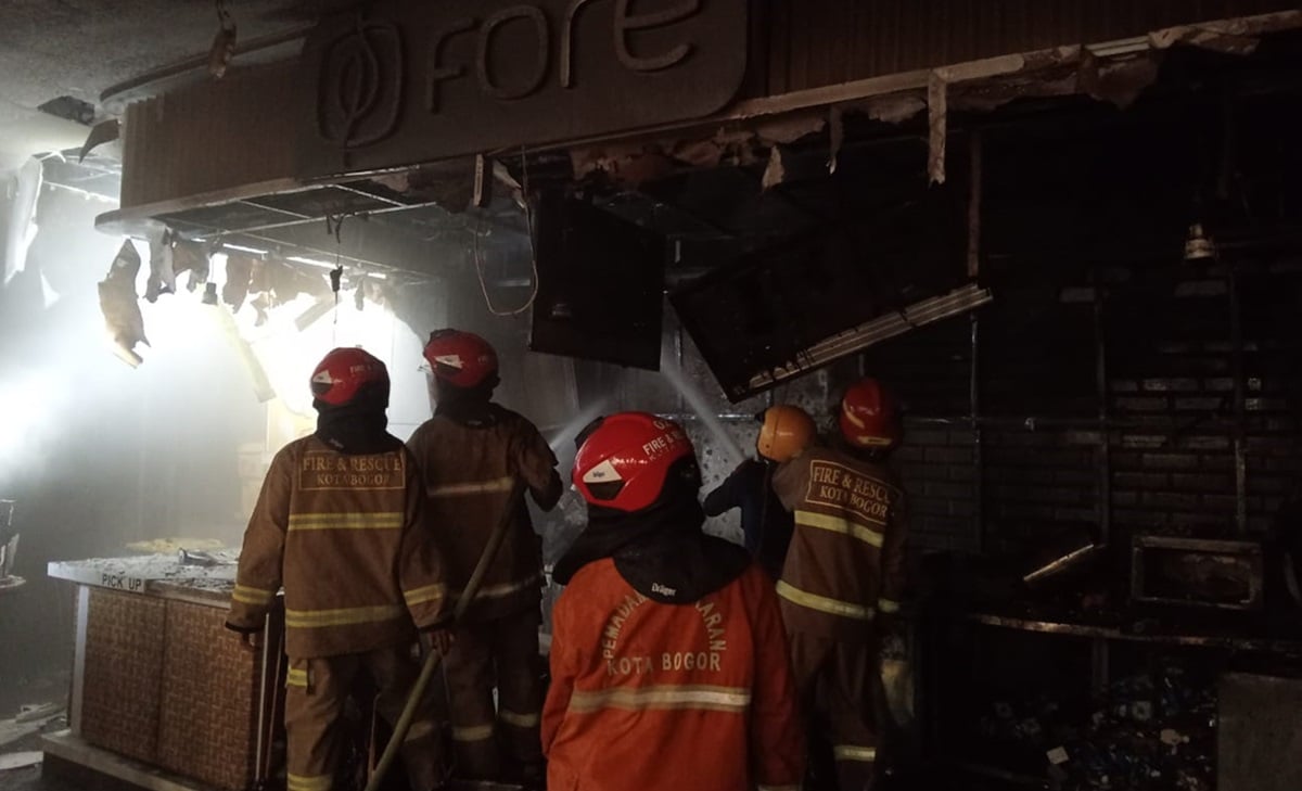 Sebuah kedai kopi di Mall Bogor Junction (Jogya Junction) terbakar pada Selasa pagi sekitar pukul 03.30 WIB. 