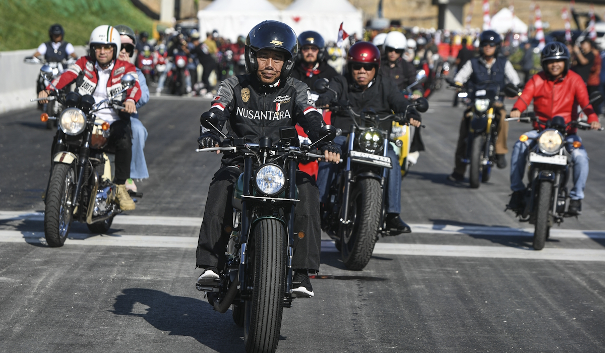 Presiden Joko Widodo (depan) dan sejumlah influencer media sosial mengendarai motor 