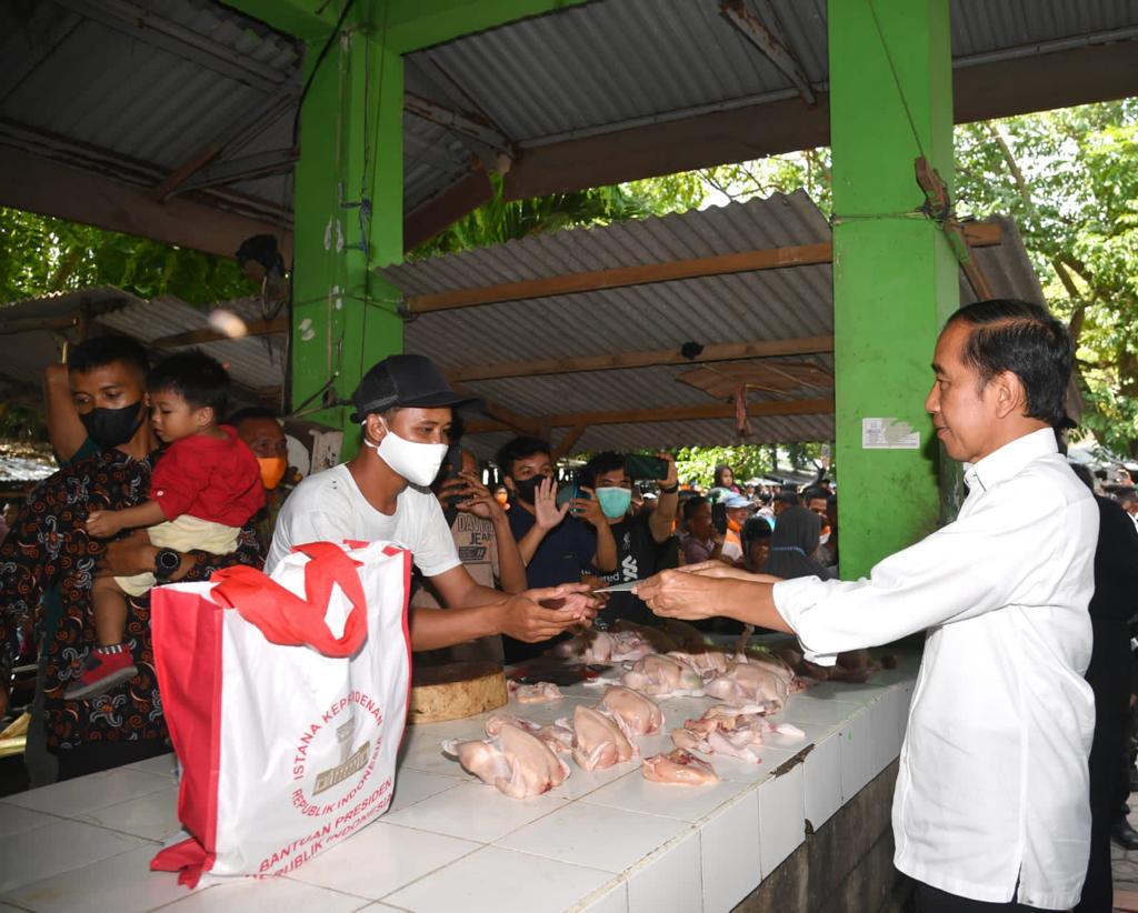 Presiden bagikan bansos di muntok bangka barat
