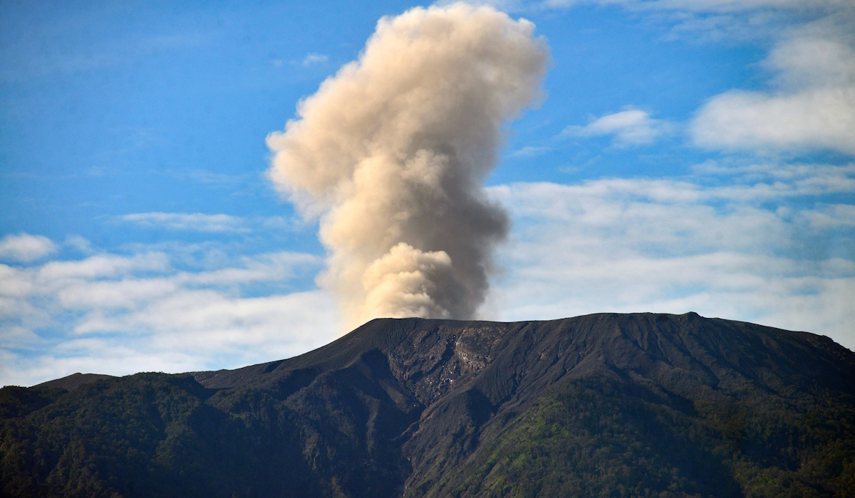 Gunung Marapi mengeluarkan abu vulkanik  