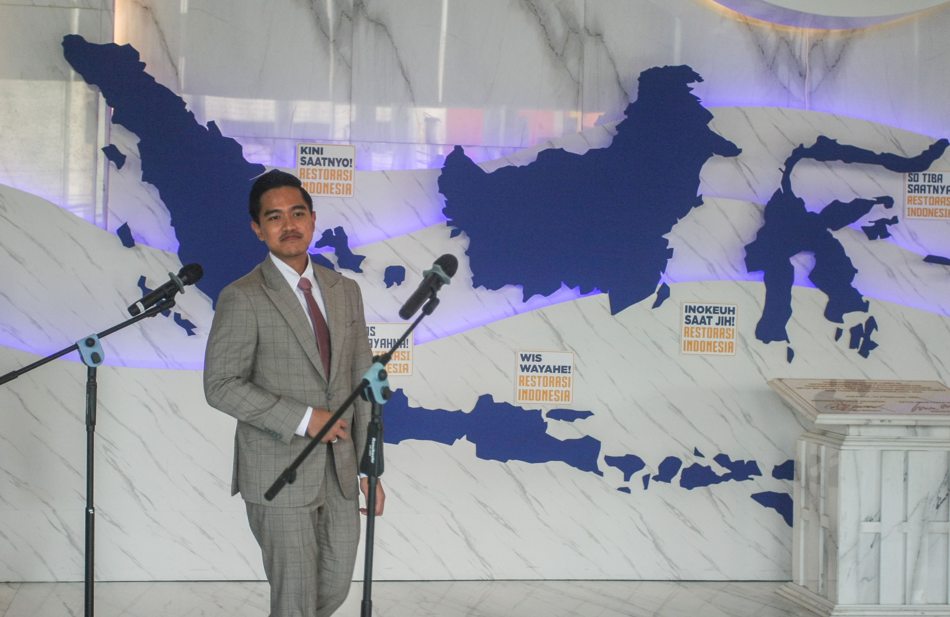 Ketua Umum PSI, Kaesang Pangarep bersiap memberi keterangan pers seusai menemui Ketua Umum Partai NasDem, Surya Paloh