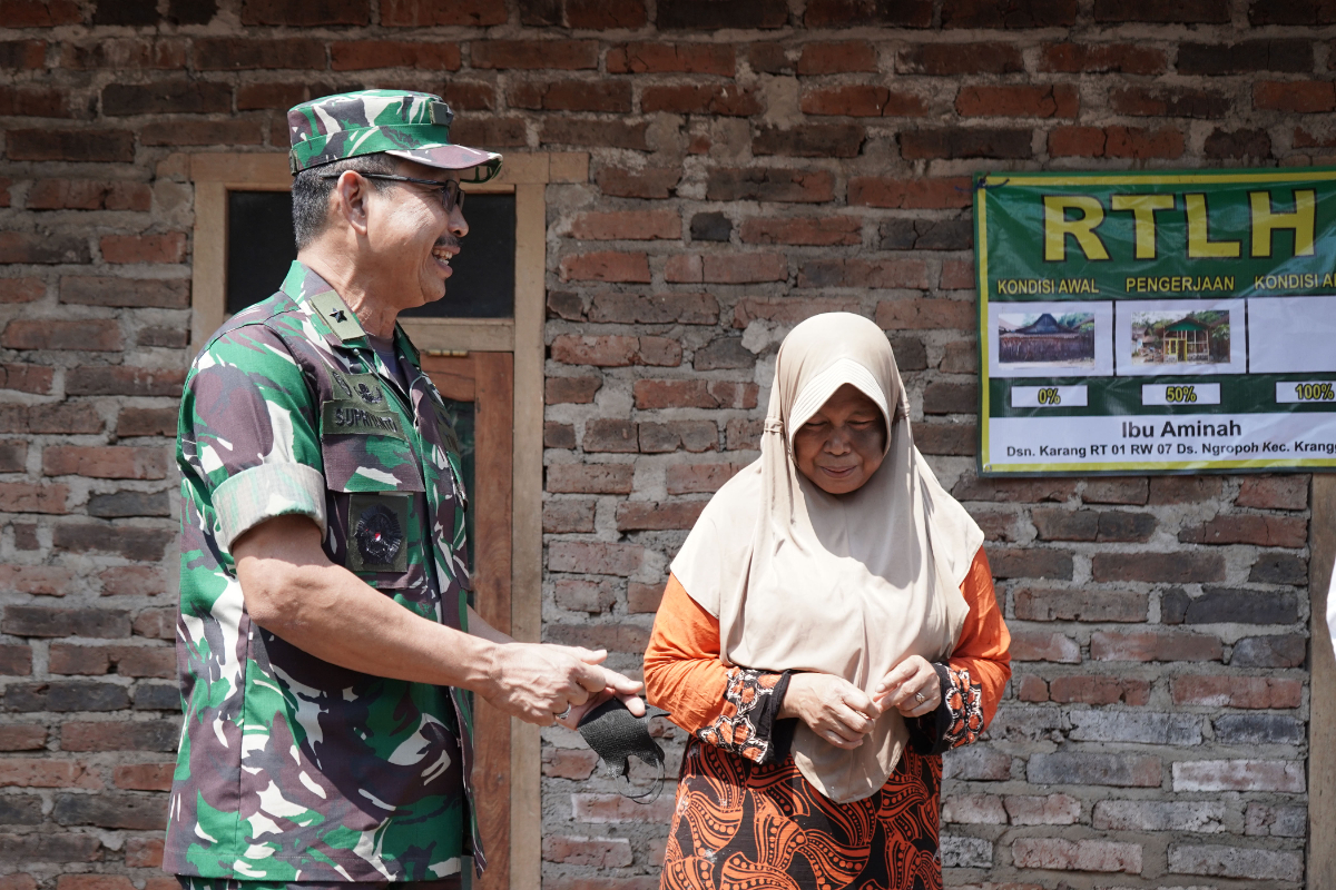 Ketua Tim Pengawasan dan Evaluasi Mabes TNI Angkatan Darat Brigjen TNI Supriyanto (kiri) berdialog dengan penerima bantuan program rumah tid